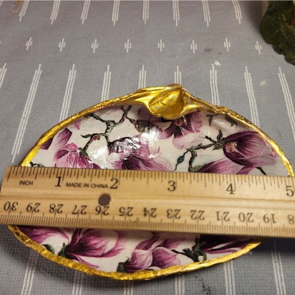 DECOUPAGE CLAM SHELL DECOUPAGE PURPLE FLOWERS ON A CLAM SHELL TRINKET DISH - Picture 8 of 9